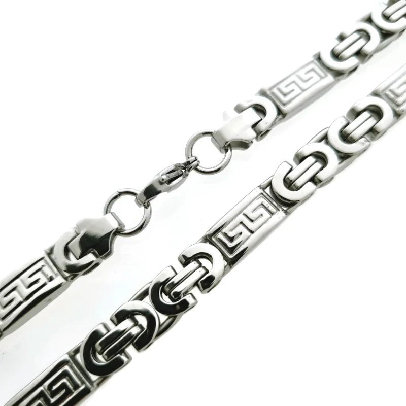 Een paar zilveren kettingen