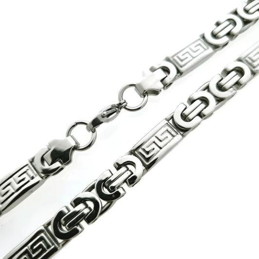 Een paar zilveren kettingen