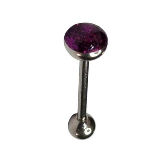 Een piercing van paarse steen