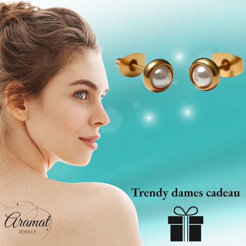 Boucles d'oreilles – Perles blanches et design doré (6 mm)