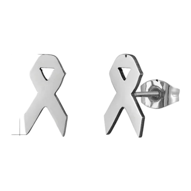 Paar lintvormige oorbellen, die waarschijnlijk staan voor bewustwordingslinten.