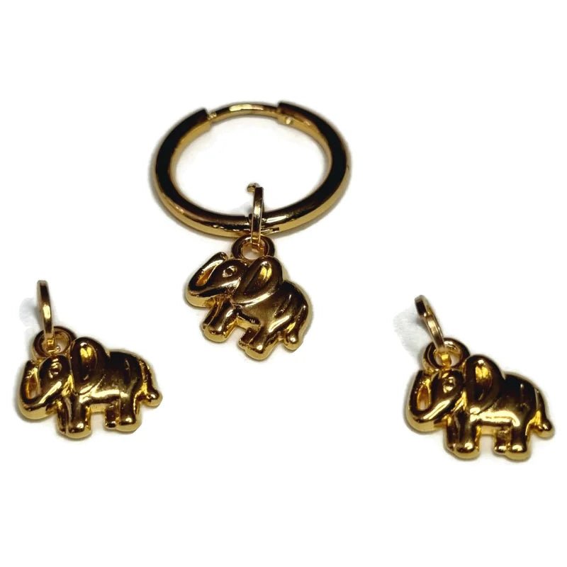 Een gouden olifantenring en twee kleine olifantenbedeltjes