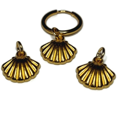 Een paar goudkleurige oorbellen