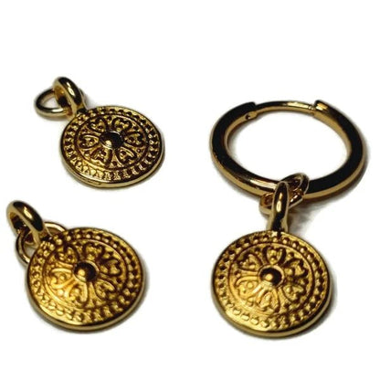 Een gouden ring met een munt eraan