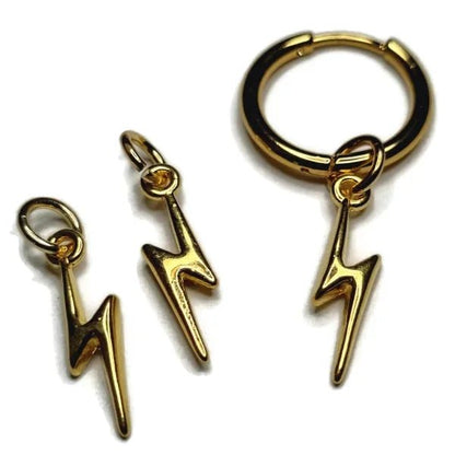 Een paar goudkleurige metalen bliksemschichten