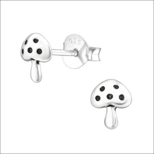 Een paar zilveren oorbellen met zwarte stippen