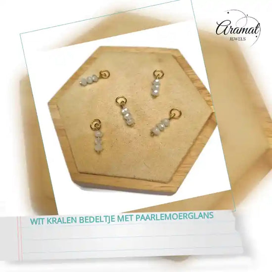 Wit Kralen Bedeltje met Paarlemoerglans by@Outfy