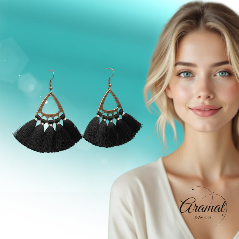 Boucles d'oreilles bohèmes à pompons – Noires 55 x 30 mm