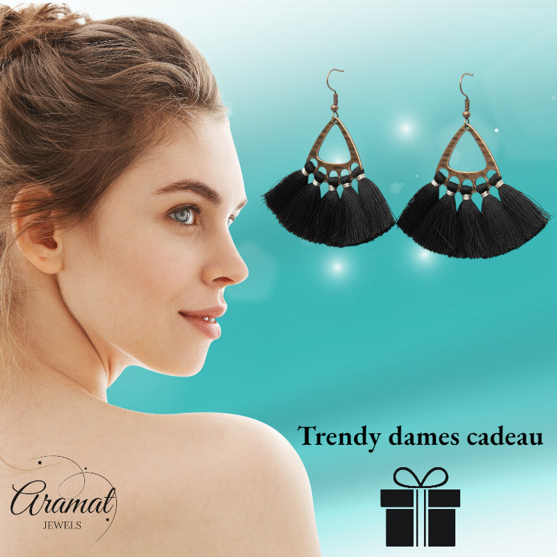 Boucles d'oreilles bohèmes à pompons – Noires 55 x 30 mm