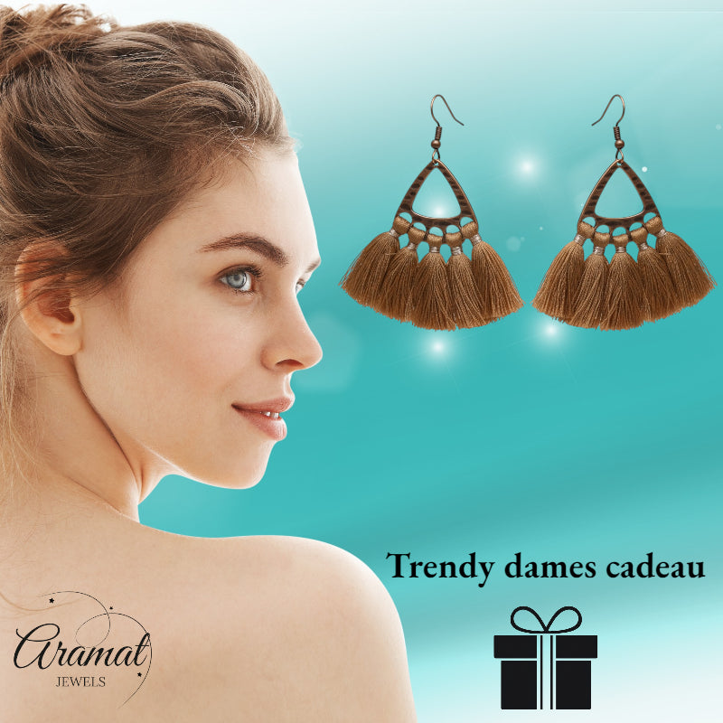 Boucles d'oreilles bohèmes à pompons - 55 x 30 mm - Marron