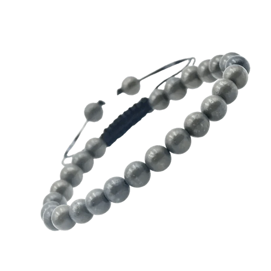 Een armband met grijze kralen en een zwart koord