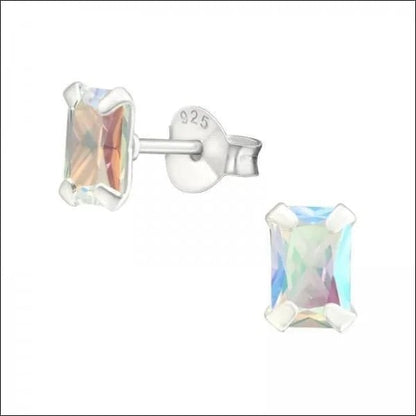 Een paar oorbellen met een vierkant geslepen kubieke steen