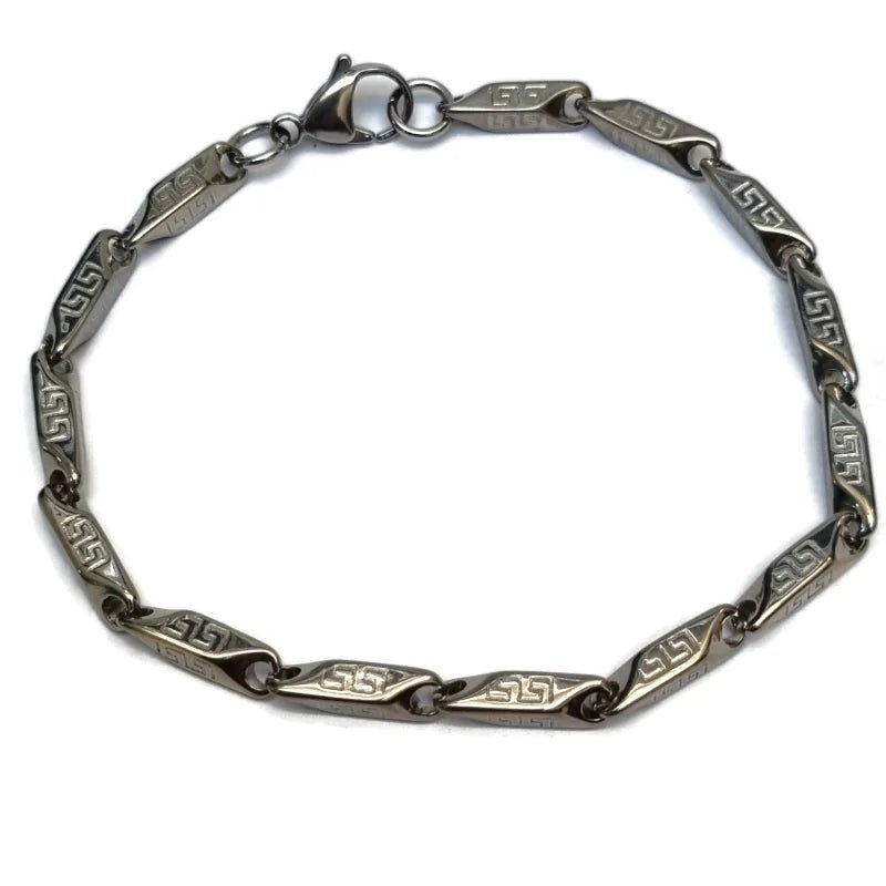 Een armband met een zilveren schakel en een zilveren sluiting