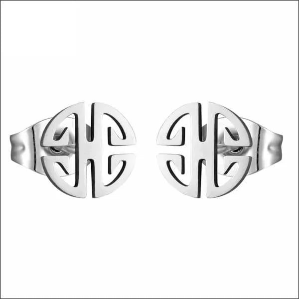 Een paar zilveren manchetringen met een kruis erop