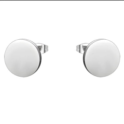 Een paar zilveren oorbellen met een rond design