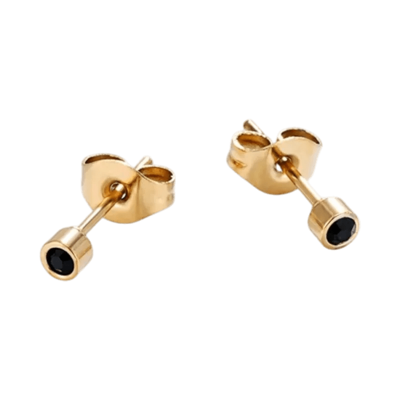 Paar gouden oorbellen met zwarte edelstenen.