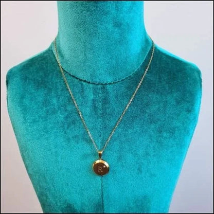 Een halsketting met een gouden schijf eraan