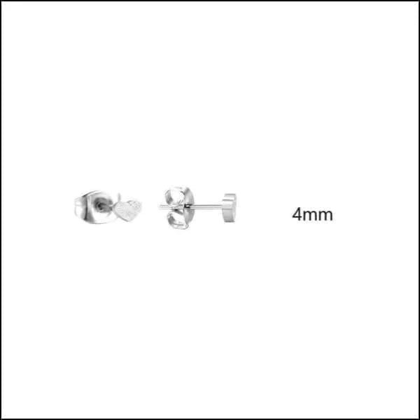 Een paar oorbellen met een kleine diamant