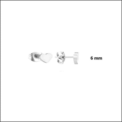 Een paar zilveren oorbellen met een enkel oor