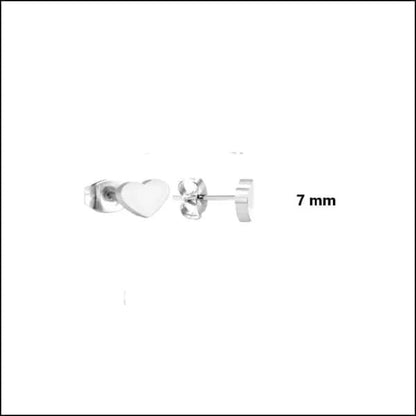 Een paar zilveren oorbellen met een enkel oor