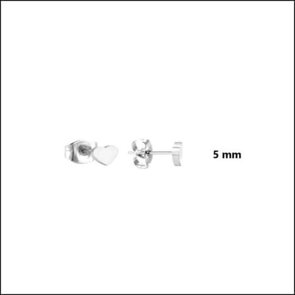 Een paar oorbellen met een kleine witte diamant