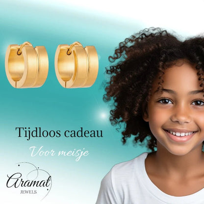 RVS Huggie Oorringen Dunne Gleuf Goudkleur 13mm - Dames - Aramat Jewels - Oorringen - cadeautip