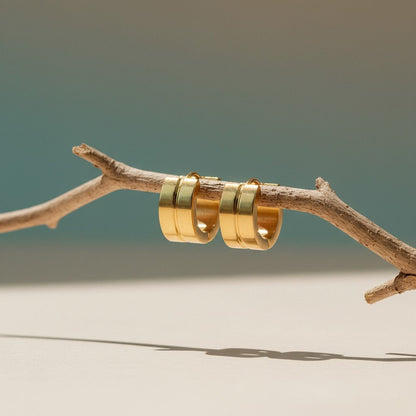 RVS Huggie Oorringen Dunne Gleuf Goudkleur 13mm - Dames - Aramat Jewels - Oorringen - cadeautip