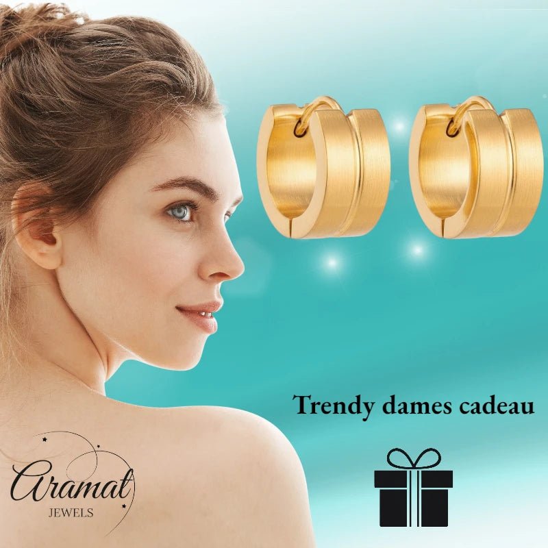 RVS Huggie Oorringen Dunne Gleuf Goudkleur 13mm - Dames - Aramat Jewels - Oorringen - cadeautip