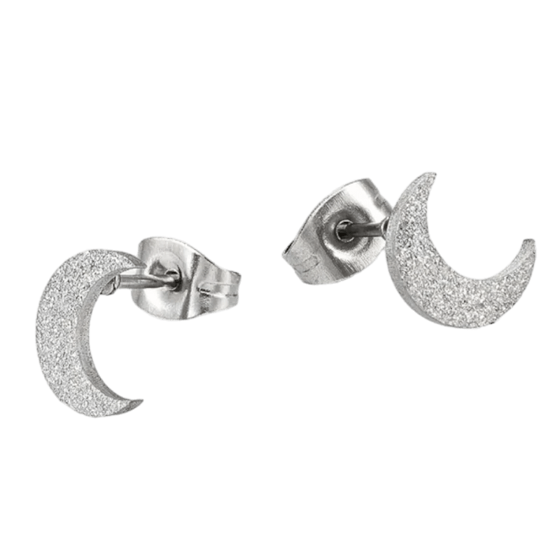 Een paar zilveren halvemaanvormige oorbellen met een glinsterend of gestructureerd oppervlak.