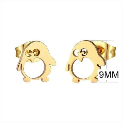 Een paar gouden oorbellen met een dolfijn op de voorkant