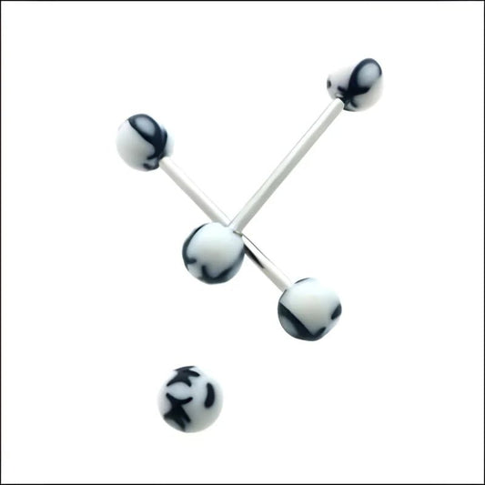 Een paar ballen met een witte en zwarte bal