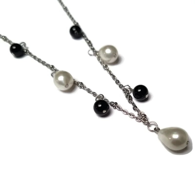 Een halsketting met parels en zwarte kralen