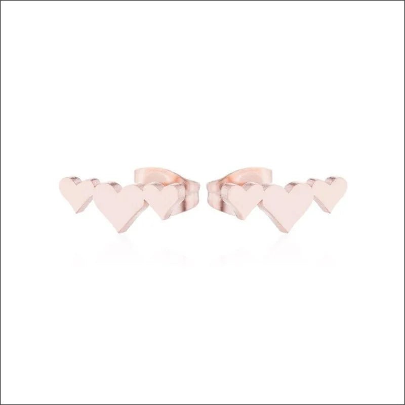 Een paar roze hartvormige oorbellen