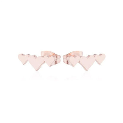 Een paar roze hartvormige oorbellen
