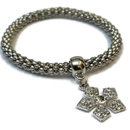 Een armband met een bedeltje van een kruis