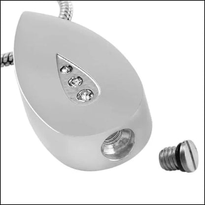 Een witte metalen deurklink met een schroef