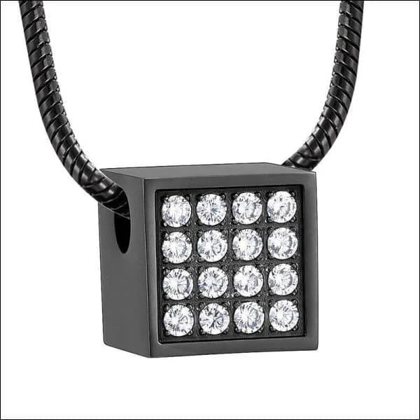 Een zwarte ketting met witte diamanten