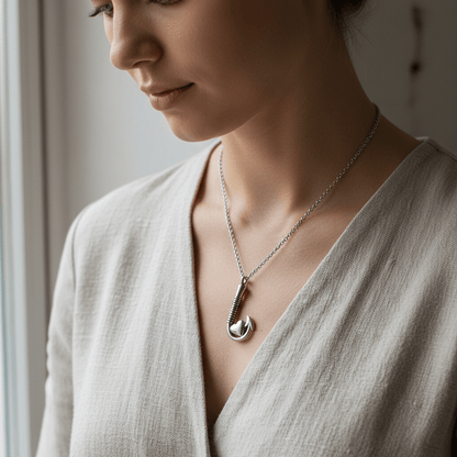 Stalen Ashanger Vishaak met Hartje - Zilverkleur & Zwarte Strepen - Aramat Jewels - Gedenkhangers - cadeautip