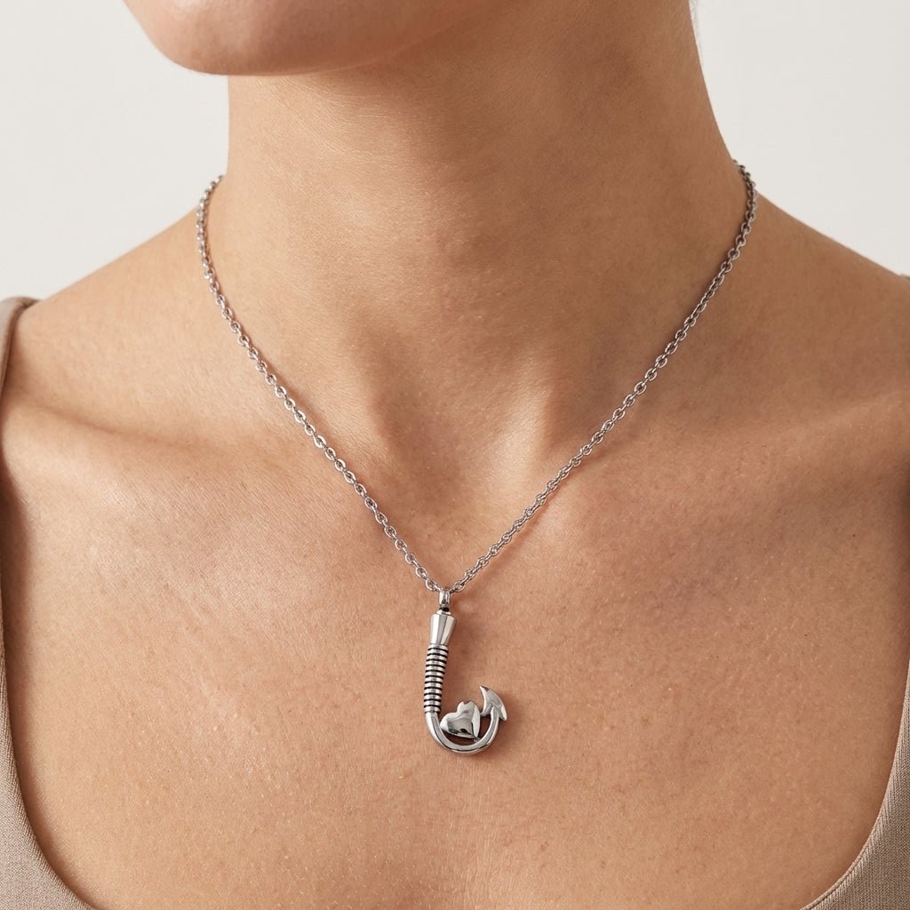 Stalen Ashanger Vishaak met Hartje - Zilverkleur & Zwarte Strepen - Aramat Jewels - Gedenkhangers - cadeautip