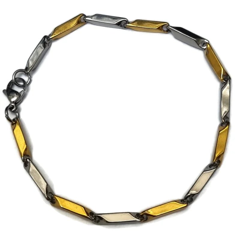 Een armband met tweekleurige metalen schakels