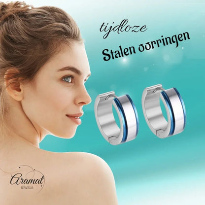 Zilveren en blauwe oorbellen.