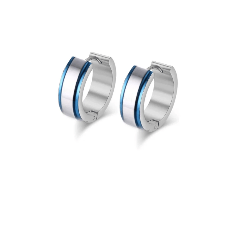 Zilveren hoepeloorbellen met blauwe sierlijnen.