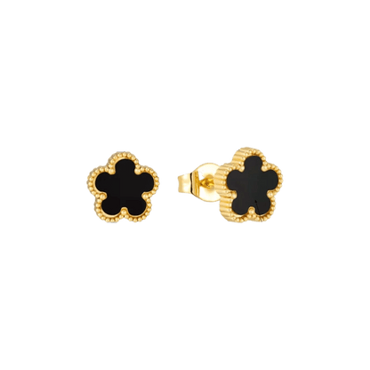 Gouden oorbellen met zwarte bloemvormige inleg.