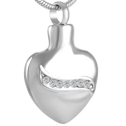 Een hartvormige hanger met diamanten aan een ketting