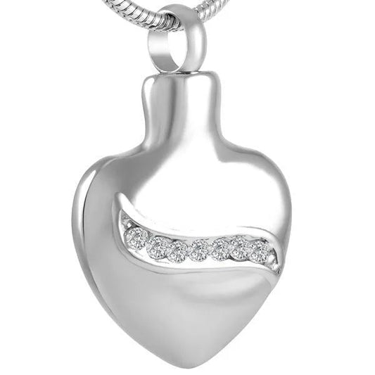 Een hartvormige hanger met diamanten aan een ketting