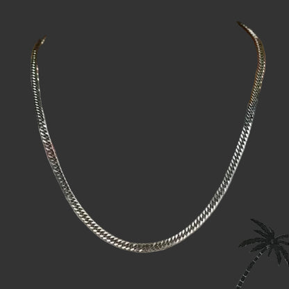 Een man met een zilveren ketting