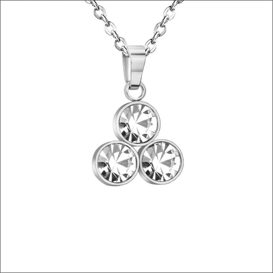 Een zilveren hanger met vier diamanten eraan