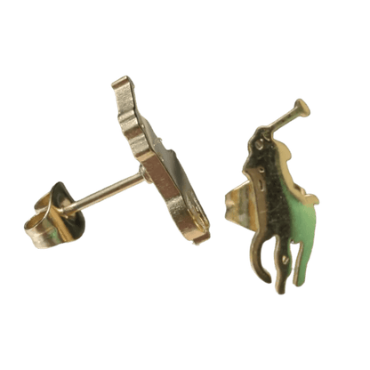 Een close-up van een paar oorbellen met een paard erop