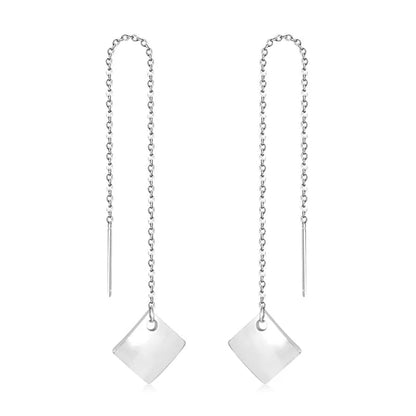 Een paar zilveren oorbellen met een ketting