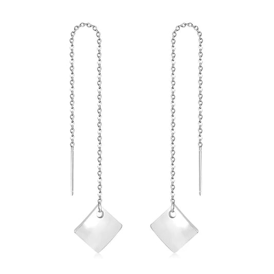 Een paar zilveren oorbellen met een ketting